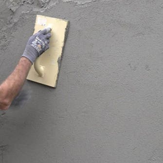 Mur med ødelagt puss og løse fuger: Til slutt skal alt filses Mur med ødelagt puss og løse fuger: Til slutt skal alt filses